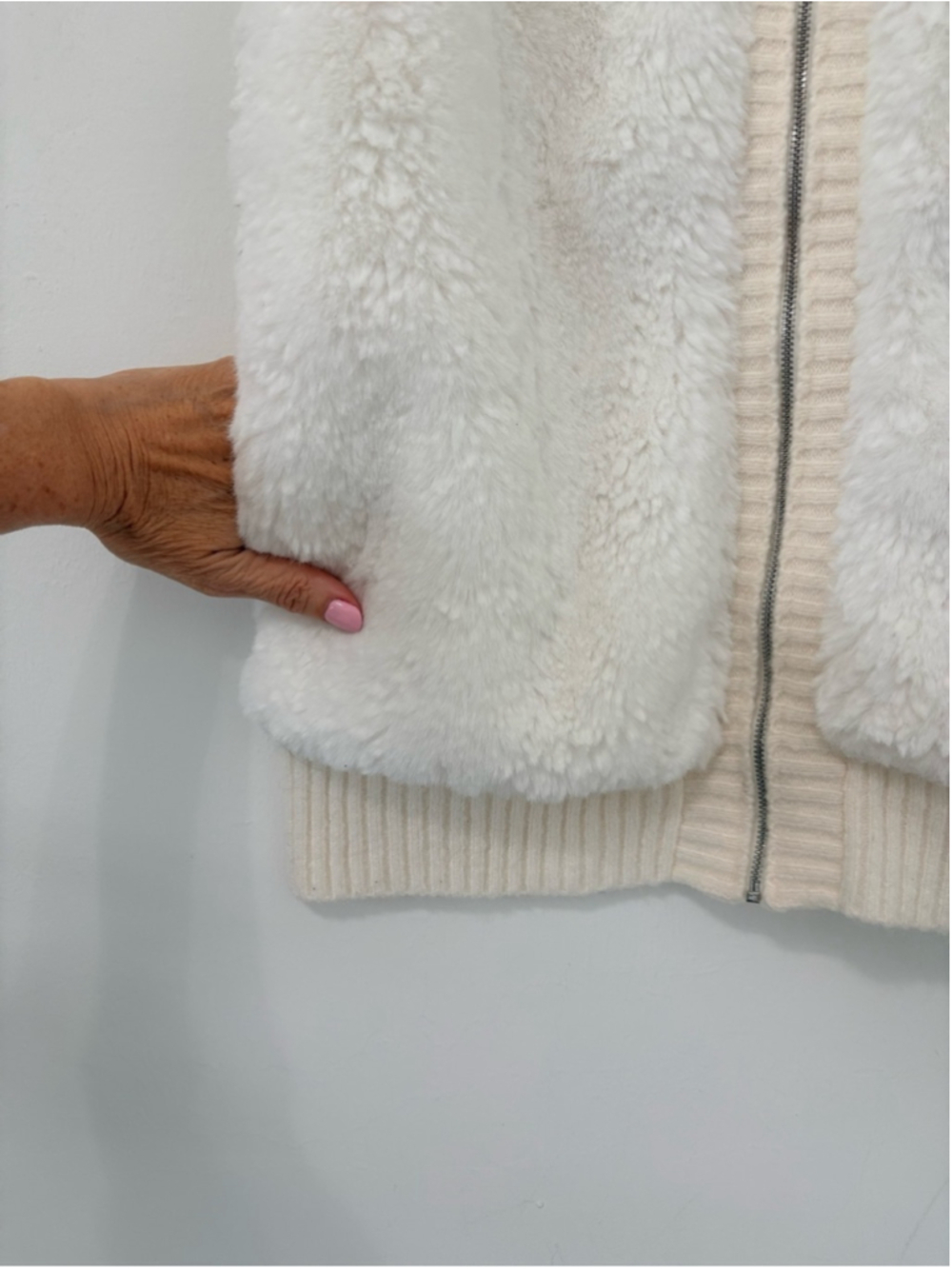 Liz Claiborne Faux Sherpa Knit Sweater Vest Sz M Ivory NWOT - Picture 5 of 11
